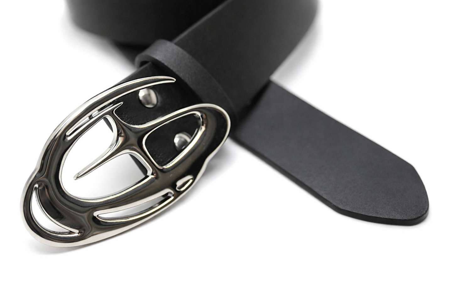 Ceinture en cuir avec boucle argentée